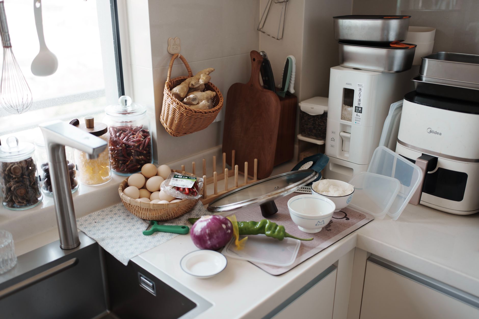 A black Ninja air fryer with basket on a kitchen counter
